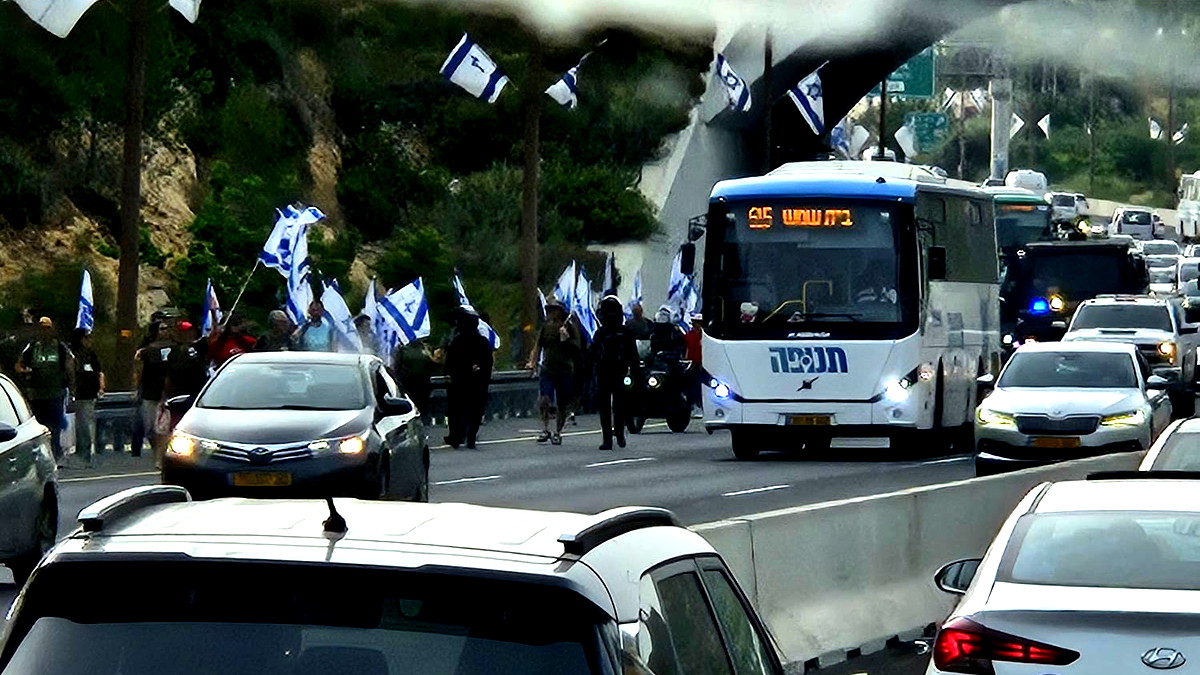 مطالبين بصفقة تبادل جديدة| تظاهرات وإغلاق طرقات عدّة في البلاد بهدف المطالبة بإسقاط حكومة نتنياهو 