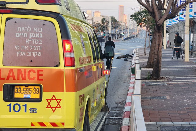 تل ابيب: اصابة شابة (20 عامًا) بجراح متوسطة اثر حادث طرق وقع بين دراجة نارية ومركبة