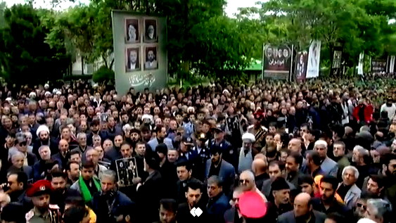 وسط حشود غفيرة- بدء مراسم تشييع جثامين الرئيس الإيراني والوفد المرافق له في تبريز شمال غرب إيران