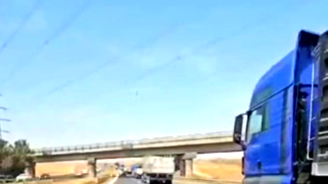 قافلة مكونة من أكثر من 50 شاحنة في طريقها من الأردن إلى غزة