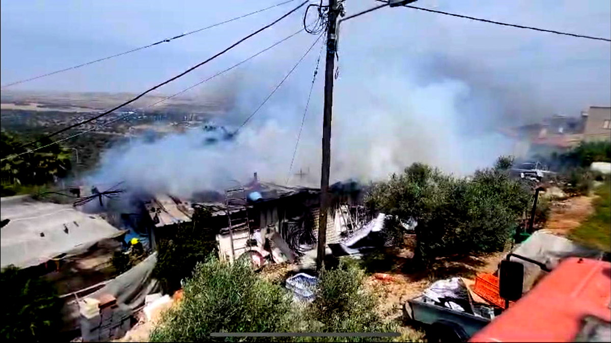 عرب الشبلي: إندلاع حريق في مخزن كبير وانقاذ سيّدة من المكان