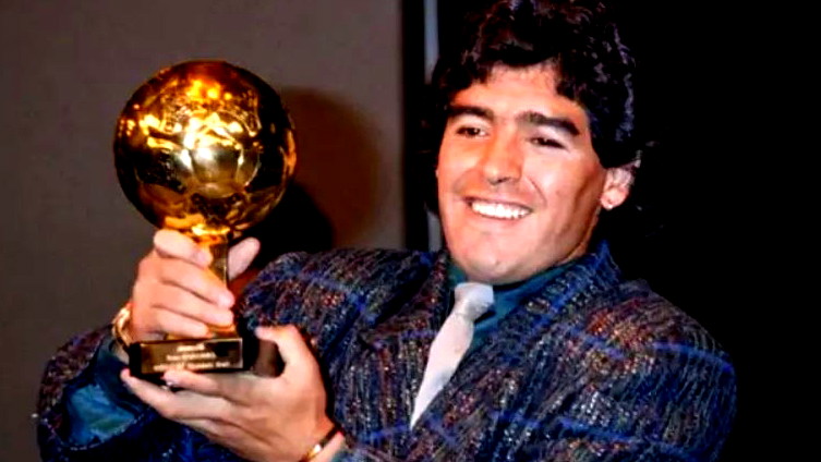 ورثة مارادونا يحاولون منع بيع الكرة الذهبية التي فاز بها في 1986