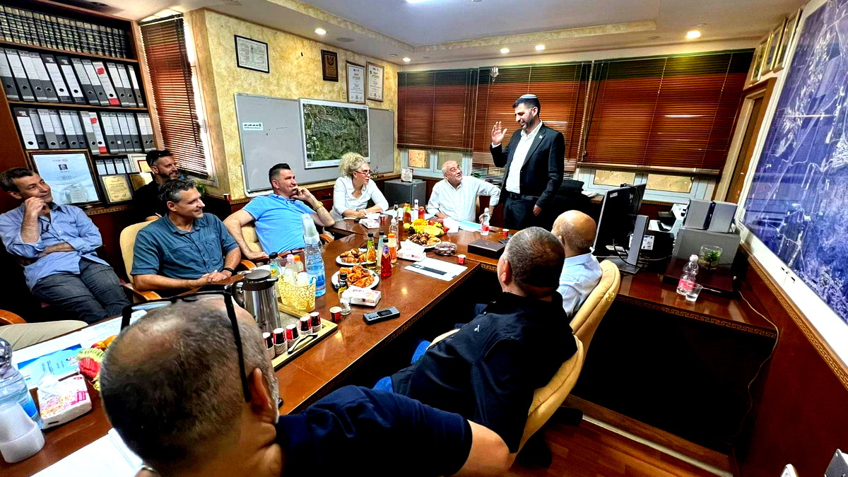 وزير الاتصالات شلومو كرعي في زيارة لقرية كفربرا