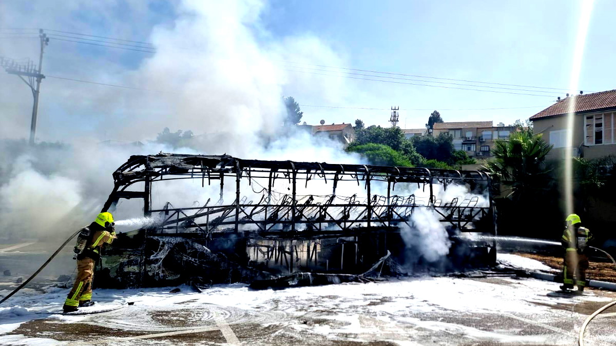 كريات اتا: اندلاع حريق في حافلة وعدد من المركبات- لم يبلغ عن اصابات