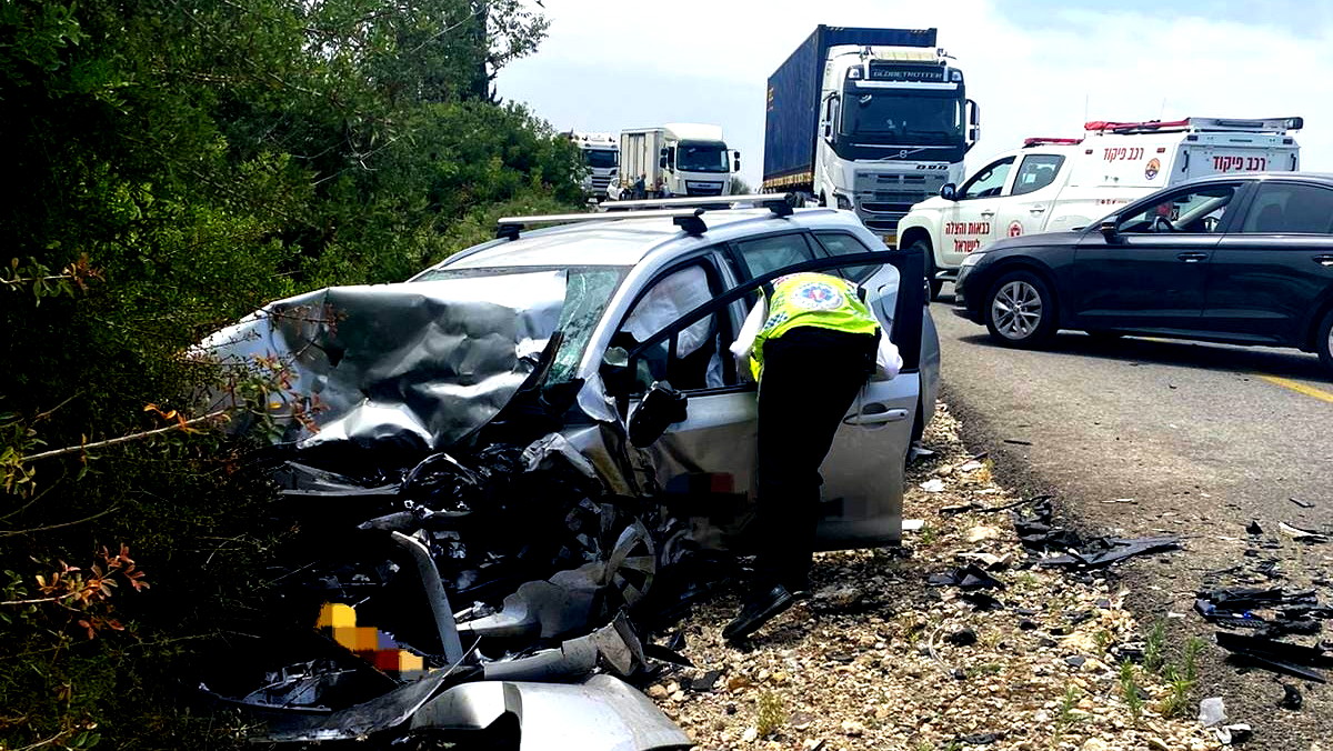 اصابة شابة (25 عامًا) بجراح خطيرة اثر حادث طرق وقع بين مركبتين على شارع 38