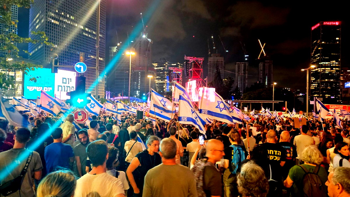 آلاف المتظاهرين بمشاركة رئيس المعارضة يائير لابيد في تل أبيب للمطالبة بعقد صفقة تبادل عاجلة للأسرى في غزة 