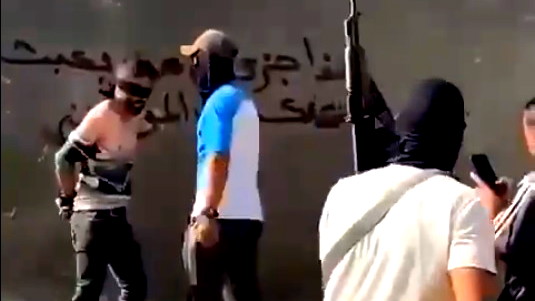 توثيق بالفيديو- غزّة: إطلاق النار على شاب جرّاء العبث والخراب بممتلكات المواطنين الذين تركوا بيوتهم بسبب الحرب