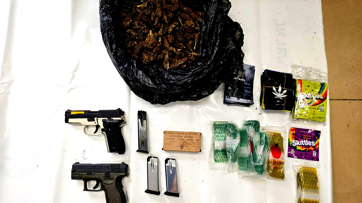 القدس: ضبط اسلحة وكمية كبيرة من المخدرات تحت الارض في منزل مهجور