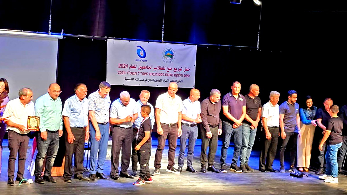 بلدية سخنين توزع 250 منحة دراسية على الطلاب الجامعيين- مازن غنايم: الإستثمار الحقيقي في التربية والتعليم