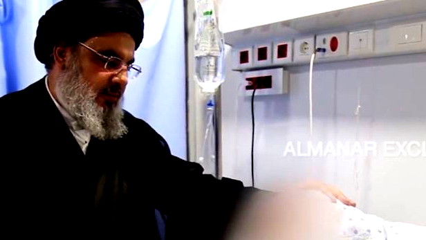 (فيديو) أمين عام حزب الله اللبناني حسن نصر الله زار والدته في المستشفى قبل أيام من وفاتها