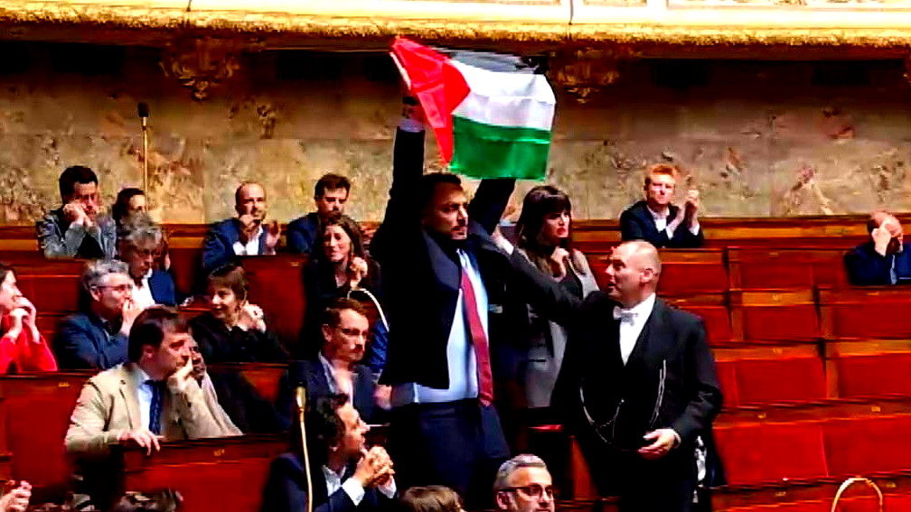 نائب يساري يرفع علم فلسطين في الجمعية الوطنية الفرنسية وتعليق الجلسة