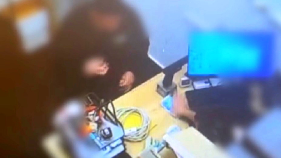 توثيق بالفيديو| اتّهام رجل أمن (33 عامًا) من ساجور باقتحام غرف النزلاء بأحد فنادق الشّمال وسرقة آلاف الشواقل