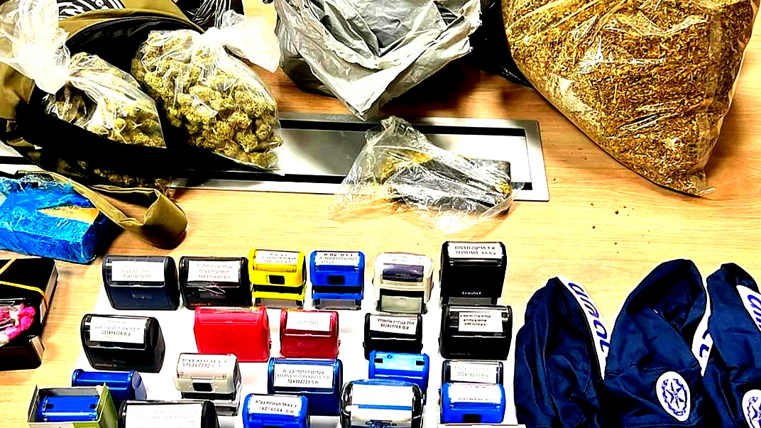 يركا: القبض على 3 أشخاص بشبهة حيازة أكثر من ثلاثة كيلوغرامات من المخدّرات المختلفة وكميات كبيرة من الأسلحة وحوالي 84 ألف شاقل نقدًا وممتلكات أخرى