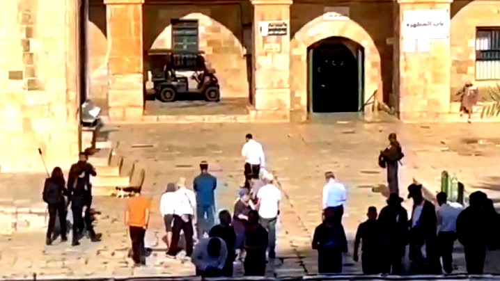 بالفيديو| وسط حماية معزّزة... عشرات المستوطنين يقتحمون ساحات الحرم القدسي والمنطقة المحيطة به