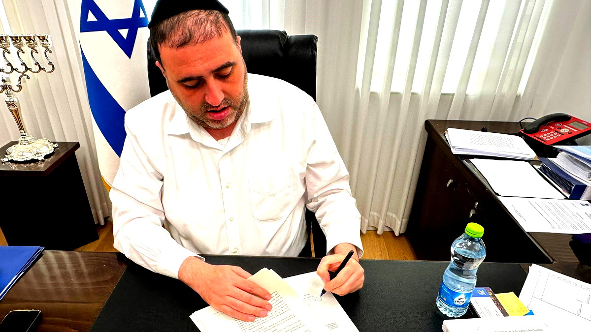 وزير الداخيلة موشيه أربيل يوقع على أوامر لإيصال شبكة الكهرباء بالعديد من الأحياء في يانوح وجت بعد تجميد دام لسنوات