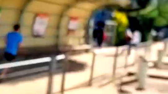 هستيريا وفزع| فيديو- طلاب المدارس يصرخون ويهربون من الحافلة اثناء سماع صافرات الانذار شمال البلاد