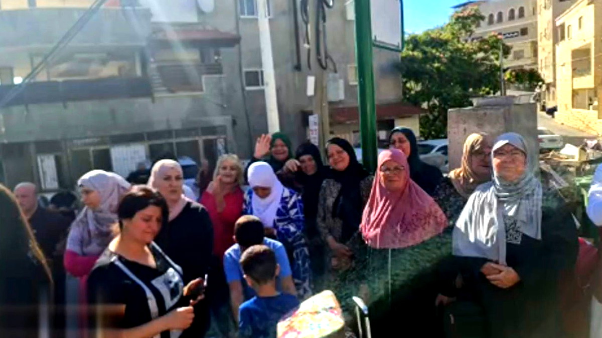 فيديو- انطلاق قافلة حجاج بيت الله الحرام من دير الاسد الى مكة لاداء مناسك الحج لهذا العام