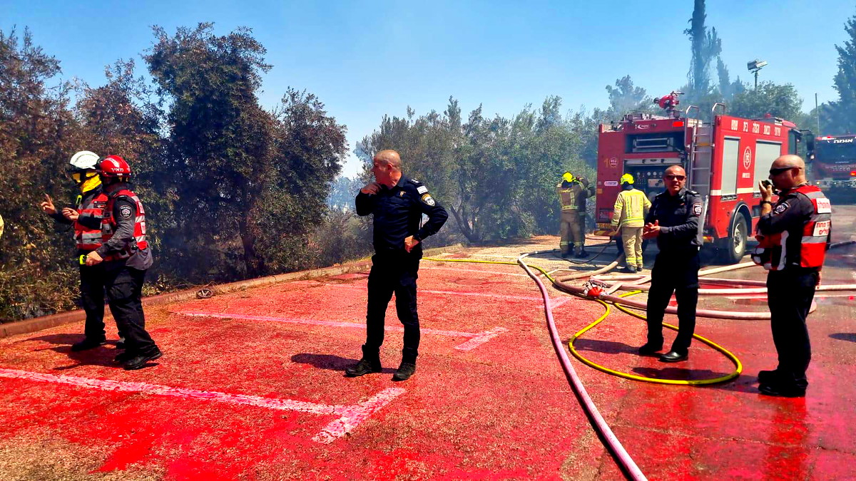 الشرطة: نعمل على اخماد حريق شب في احراش بمنطقة عيمك همتسلفا في القدس