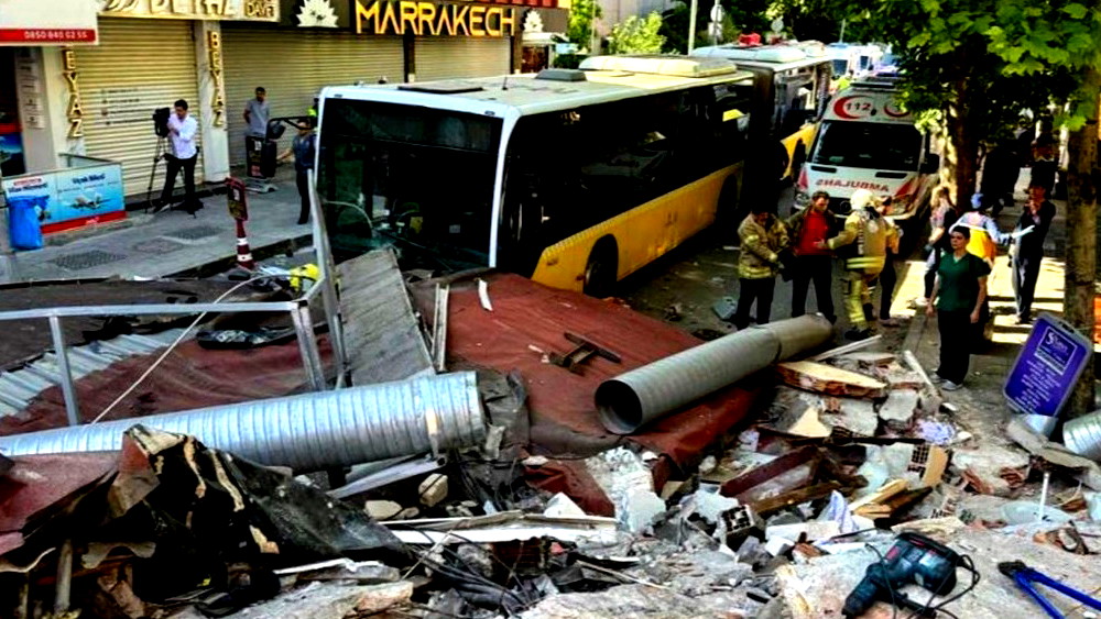 (فيديو) قتلى ومصابين اثر انهيار مبنى في إسطنبول... وبحث مستمر عن ناجين محتملين