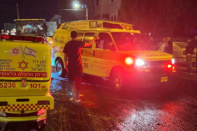 (فيديو وصور) القدس: اصابة شاب بجراح خطيرة اثر تدحرج مدحلة شوارع بحي سلوان