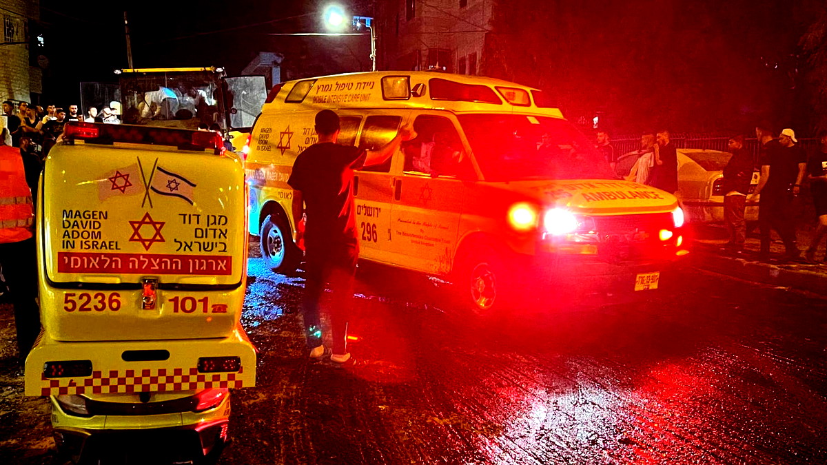 (فيديو وصور) القدس: اصابة شاب بجراح خطيرة اثر تدحرج مدحلة شوارع بحي سلوان