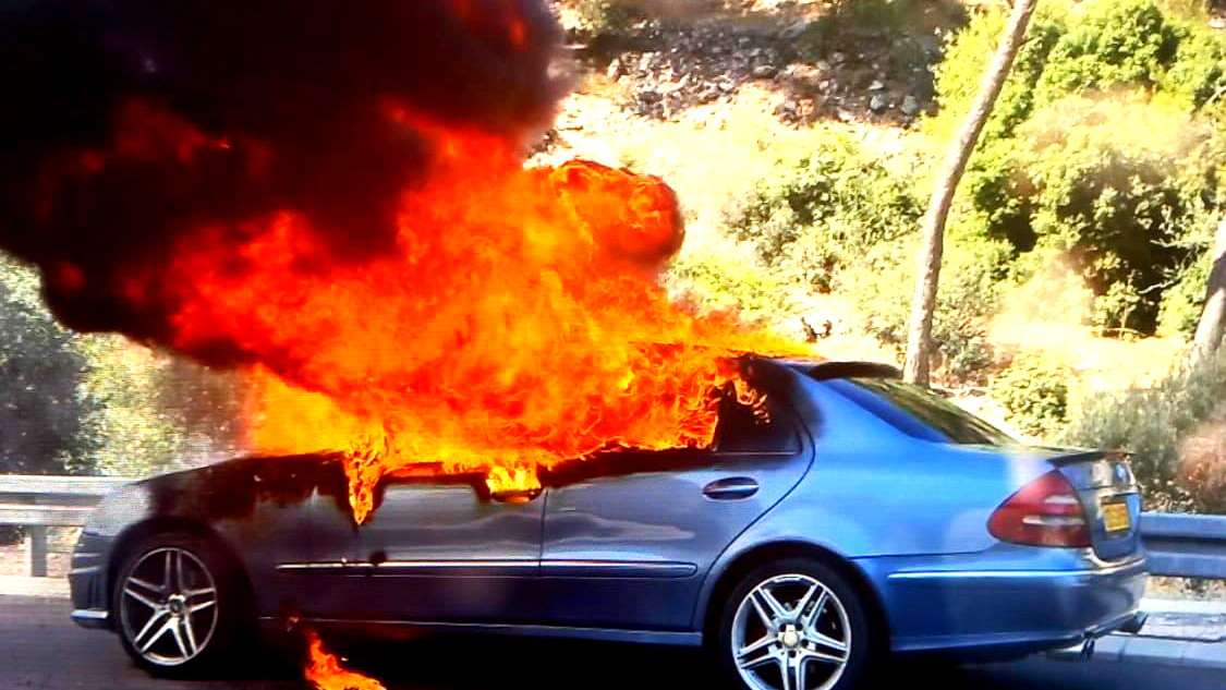 اندلاع حريق في مركبة خصوصية على شارع 1 بين تل ابيب والقدس- لم يبلغ عن اصابات