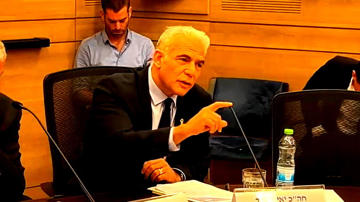  رئيس المعارضة يائير لابيد: "على الحكومة الموافقة على مقترح نتنياهو وإرسال الوفد للقاهرة لإتمام الاتفاق"