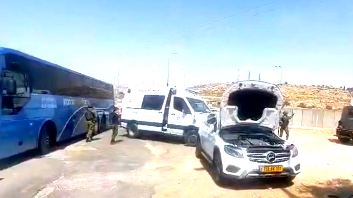 فيديو| اولي: عملية اطلاق نار استهدفت حافلة مستوطنين ومركبة جنوب الخليل- المنفذ لاذ بالفرار