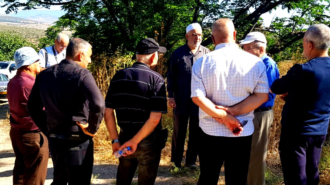 لجنة "أوقافنا" تنظم يوم عمل تطوعي لتنظيف مقبرة حطّين المهجرة