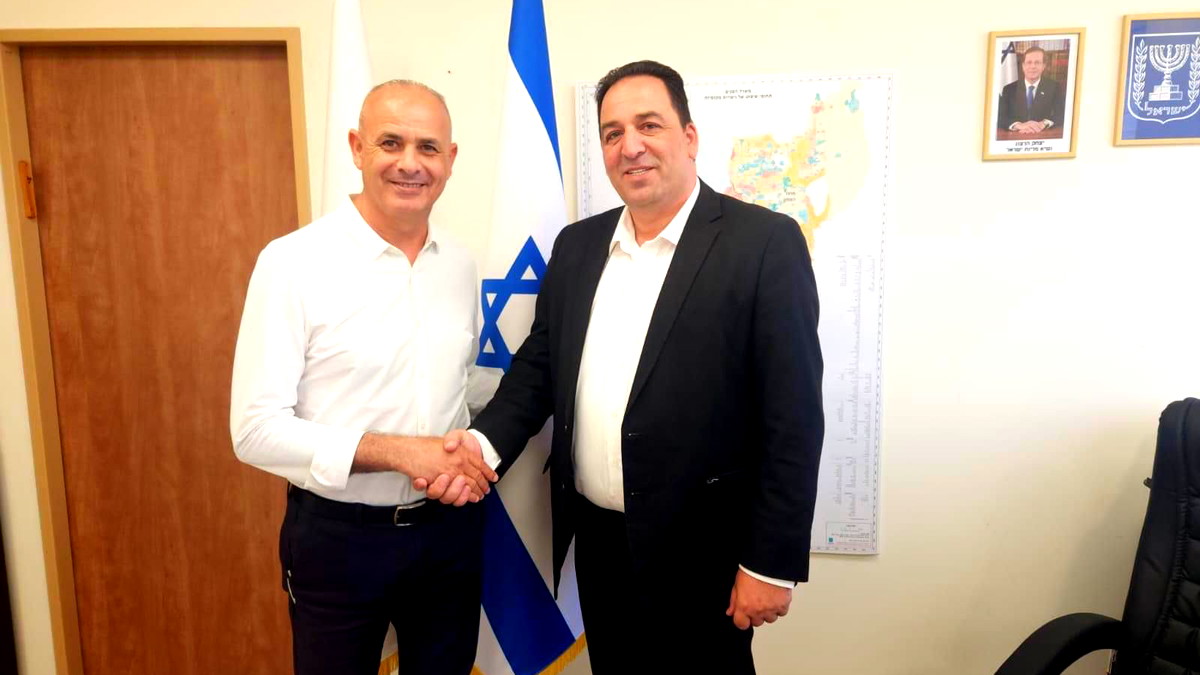 جلسة عمل لرئيس بلدية قلنسوة ومدير عام البلدية في مكتب مدير عام وزارة الداخلية في القدس