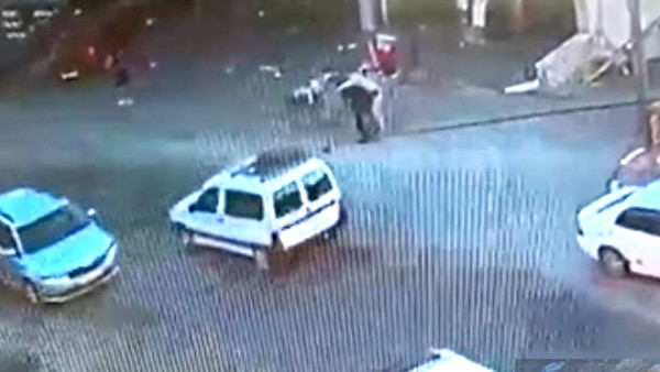 توثيق: شاب يطعن أحد افراد الشرطة الفلسطينية ونفسه في الخليل 