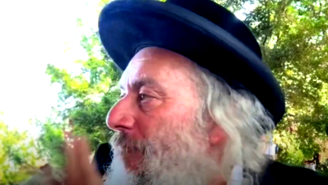 "العرب يحبوننا أكثر من الصهاينة".. حاخام يهودي ينفجر بوجه صحفي إسرائيلي (فيديو)