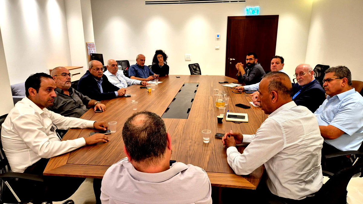 البدء بحوار وطني شامل على مستوى الجماهير العربية في البلاد يشمل جميع القوى العربية التي ما زالت أمينة على المشروع الوطني والكفاحي للجماهير العربية في اسرائيل