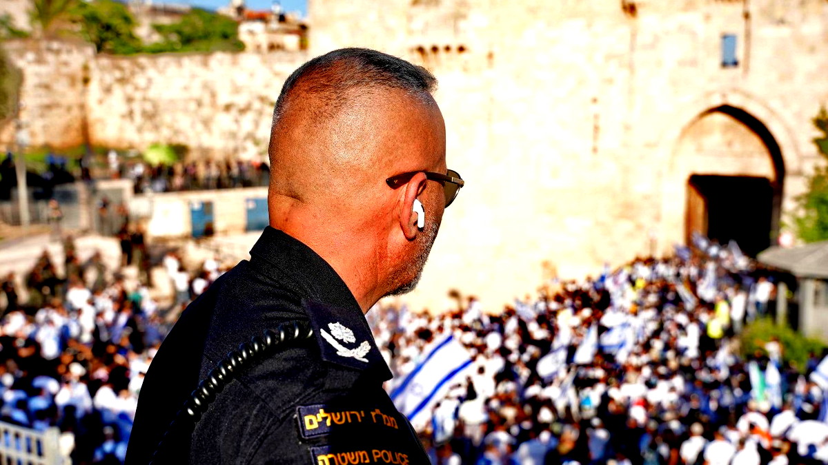 (فيديو وصور) الشرطة: اعتقال 18 مشتبها بالعنف والتهديد والاخلال بالنظام خلال مسيرة الاعلام بالقدس