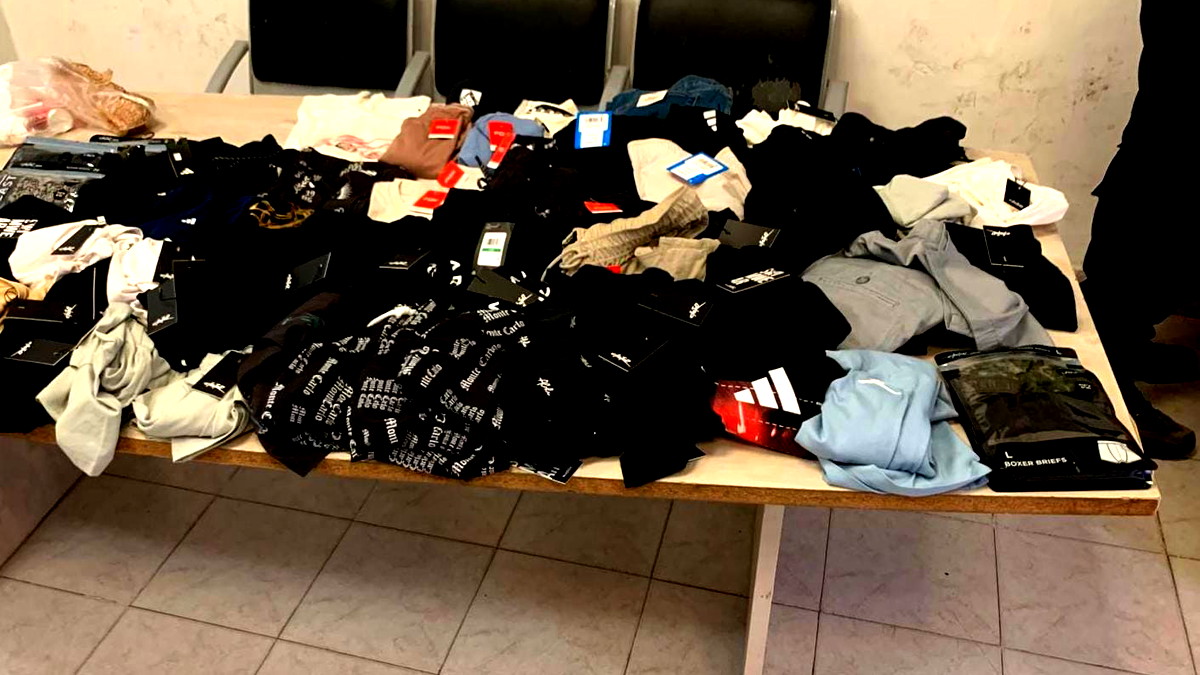 اتّهام شابين من نهاريا والمزرعة باقتحام محل للألبسة في مدينة الناصرة وسرقة بضائع بقيمة آلاف الشواقل