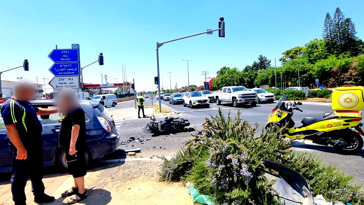 منطقة المركز: إصابة شخصين أحدهما (27 عامًا) بحالة خطيرة إثر حادث طرق وقع بين مركبة ودراجتين ناريتين