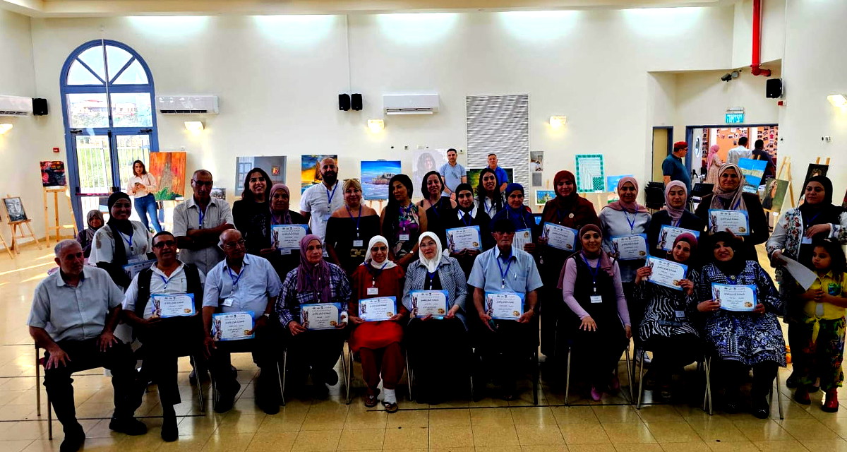 معرضين فني هويتي وعرض الكتاب في المركز الجماهيري جديدة المكر والمكتبة العامة  