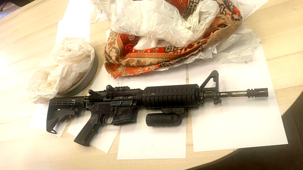 النقب: اعتقال 7 اشخاص بينهم قاصرين بشبهة حيازة اسلحة وذخيرة بشكل غير قانوني