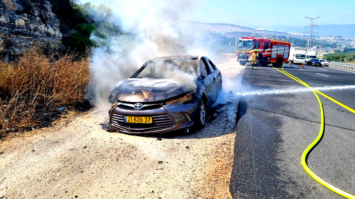 فيديو وصور| سلطة الاطفاء والانقاذ: اخماد حريق شب في مركبة على شارع 70- لم يبلغ عن اصابات