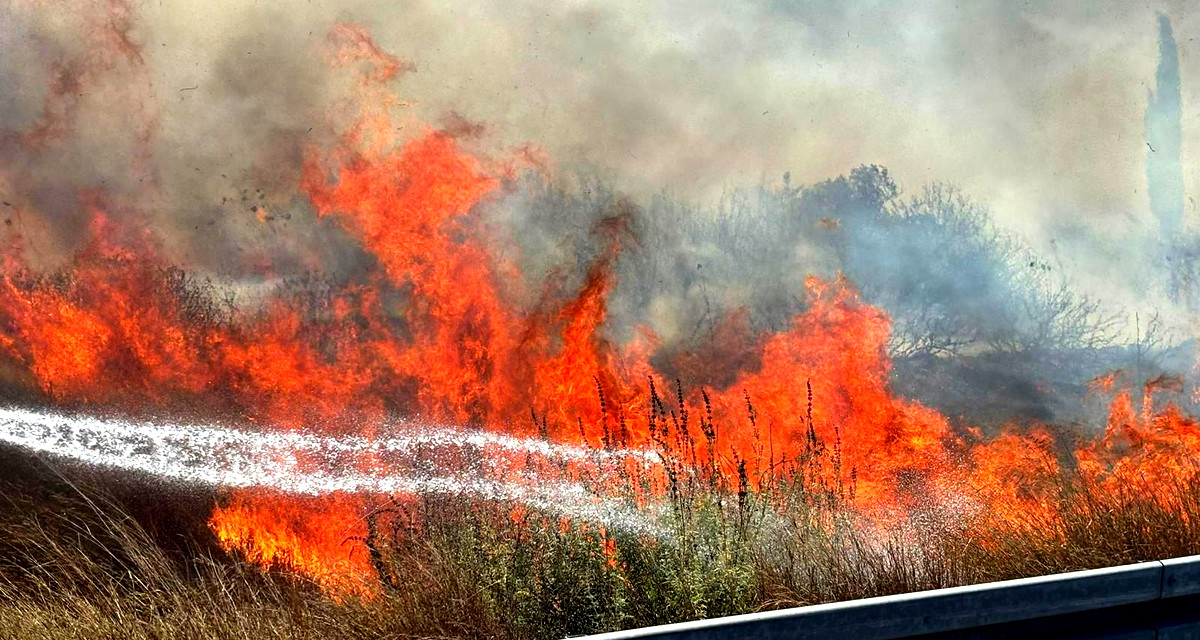 شارع رقم 9 باتجاه باقة الغربية: حريق كبير في منطقة مفتوحة 