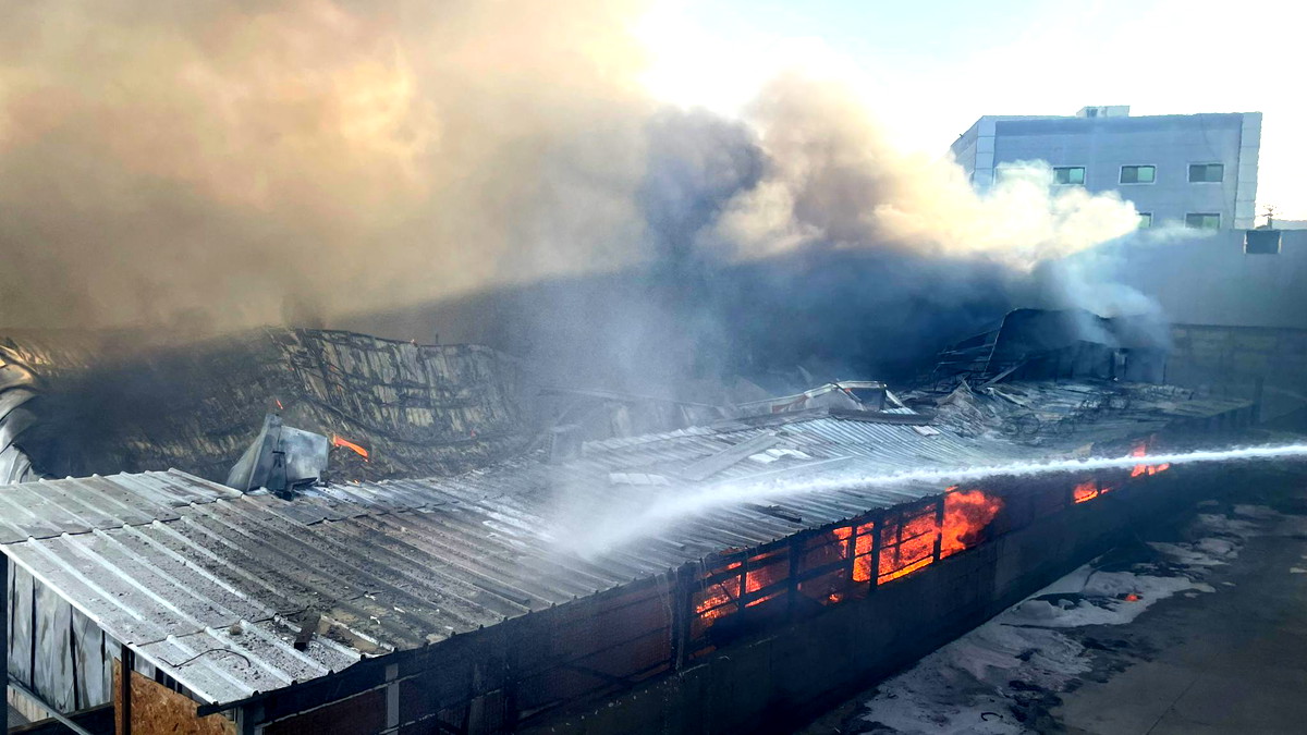 فيديو وصور| بيت شيمش: اندلاع حريق في مصنع وعشرات الطواقم تعمل في المكان