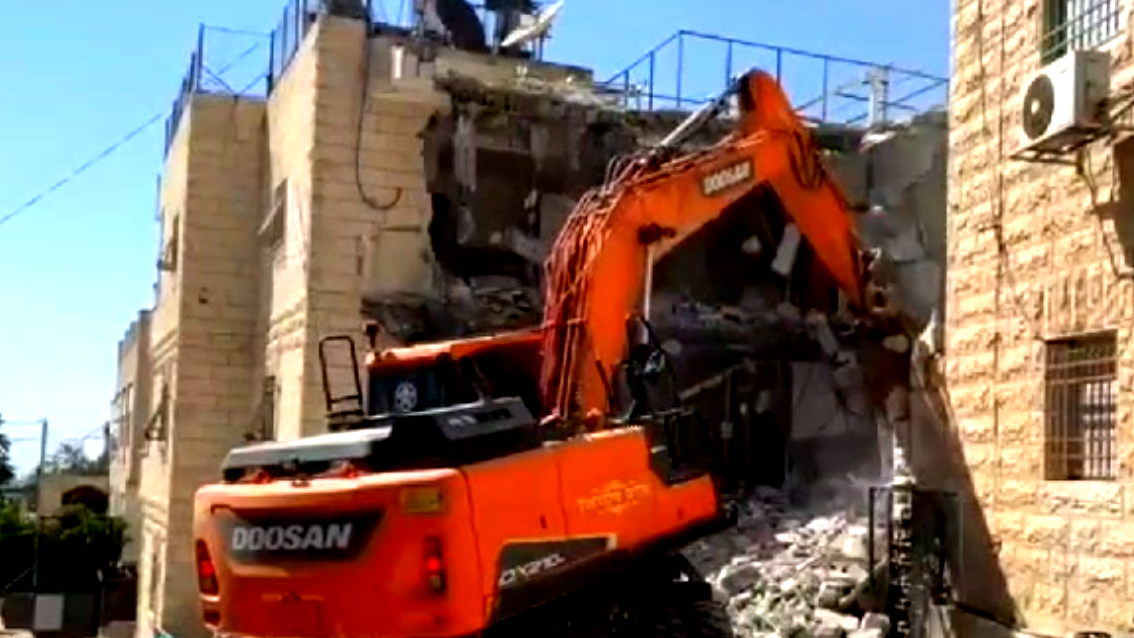 بحجّة البناء غير المُرخص- القدس: إجبار أحد السكان على هدم منزله المكوّن من ستة طوابق بشكل ذاتي في حيّ جبل المكبر