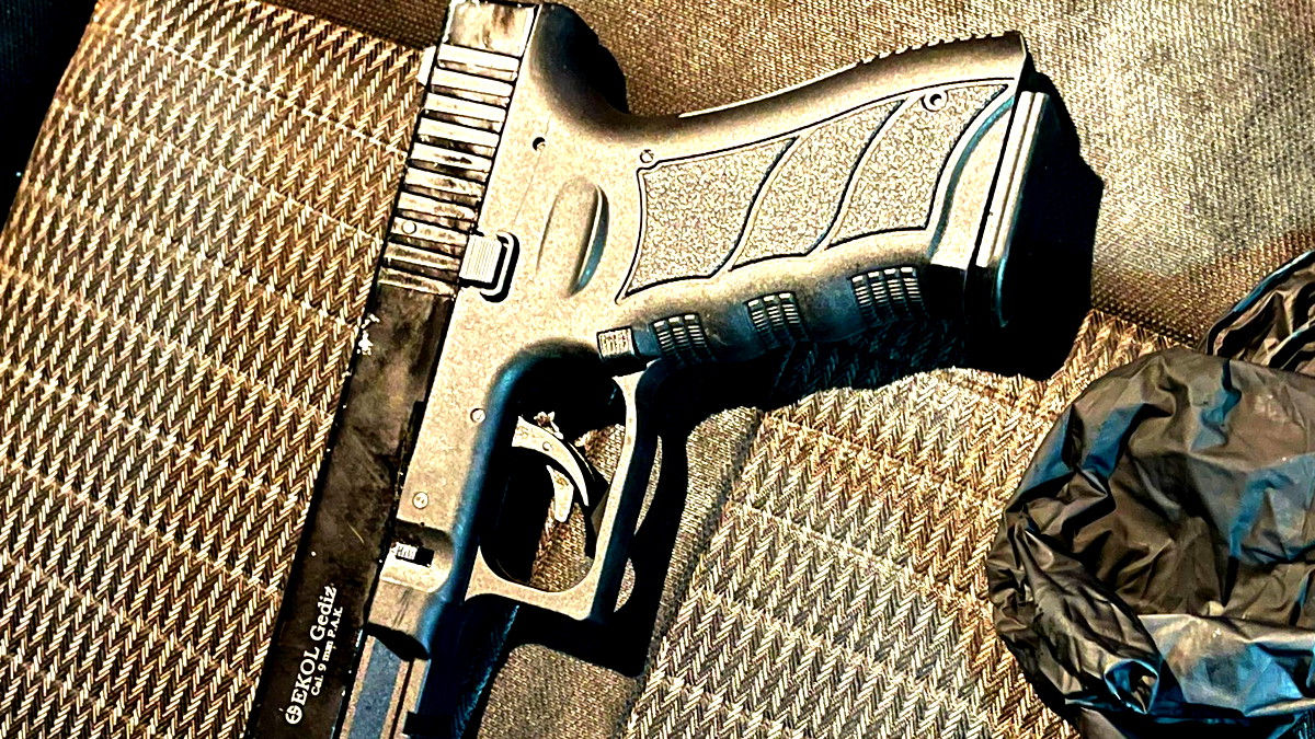 (فيديو) اعتقال 3 شبان من بلدة العزير وبحوزتهم مسدس وذخيرة