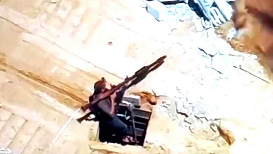  الجيش الاسرائيلي ينشر فيديو لاغتيال شخص رُصد يخرج من فتحة نفق شرق دير البلح