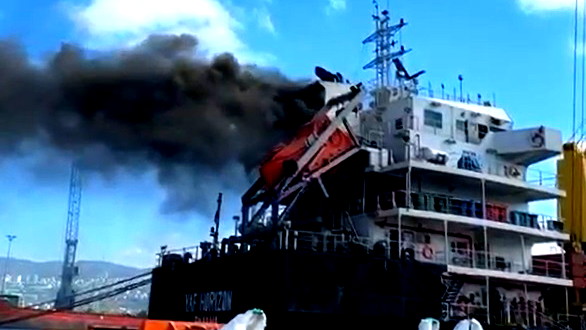 فيديو| سلطة الاطفاء والانقاذ: اندلاع حريق في سفينة محملة بالحديد في ميناء حيفا والطواقم تعمل على اخماده