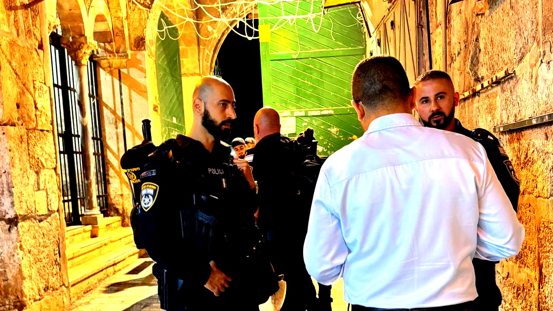 الشرطة تمنع النائب وليد الهواشلة من دخول الأقصى بحجة عدم التنسيق، فماذا كان ردّه؟