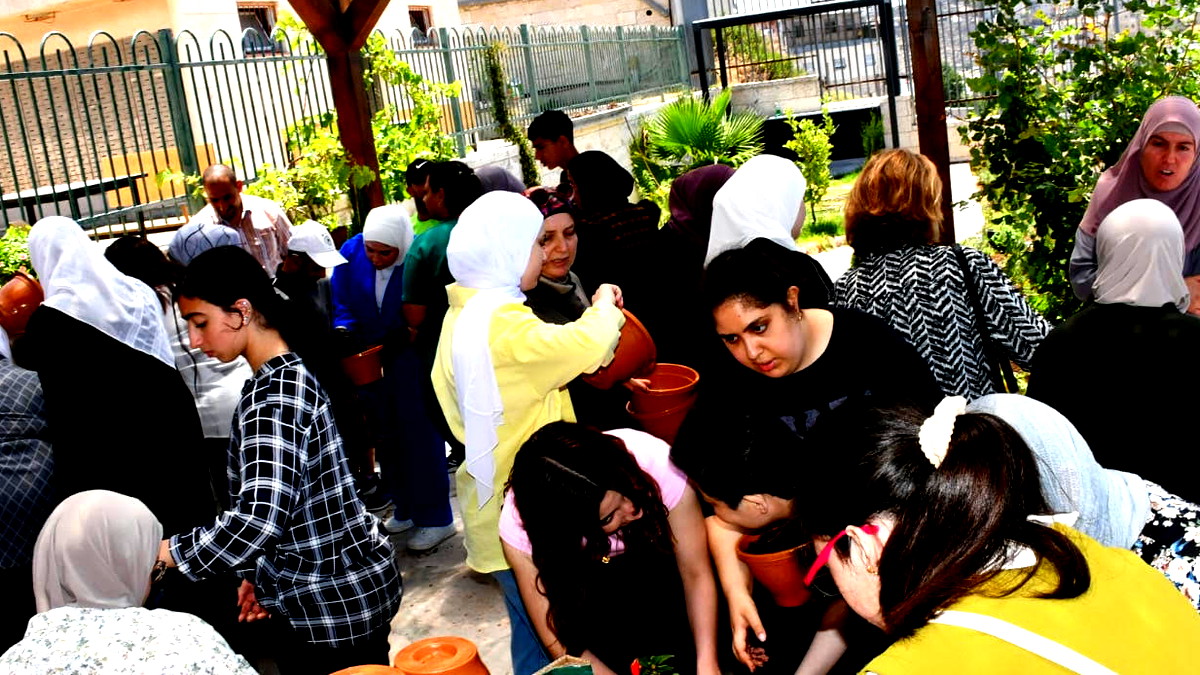 المركز الجماهيري بيت حنينا يبدع في يوم تفعيل مجتمعي في الحديقة الجماهيرية " الحاكورة "