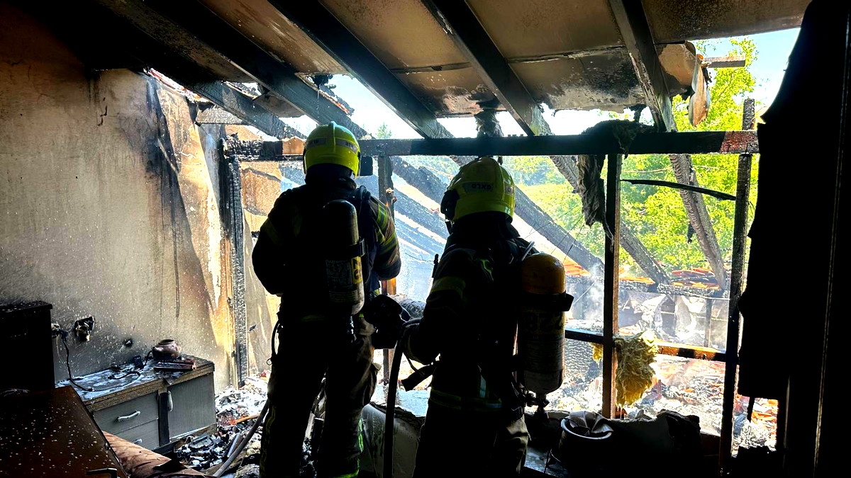 شماليّ البلاد: اندلاع حريق داخل مبنى في منطقة الجولان من جرّاء سقوط صلية صاروخية أطلقت من لبنان