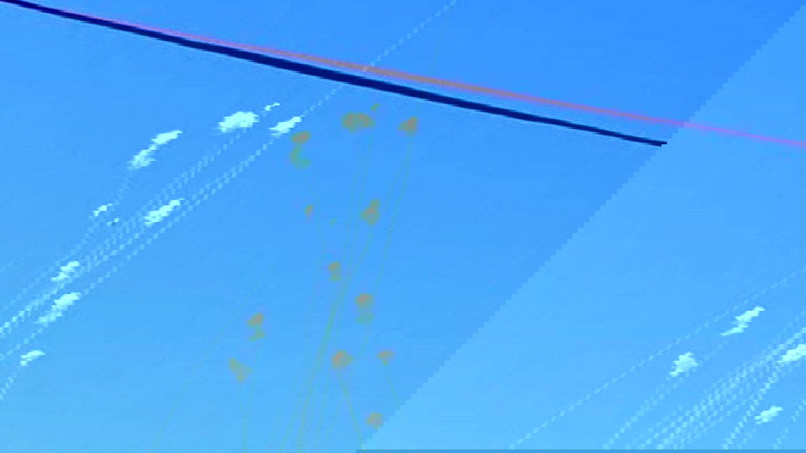 إذاعة الجيش الإسرائيلية: 215 صاروخًا أطلق منذ ساعات صباح اليوم من لبنان نحو إسرائيل