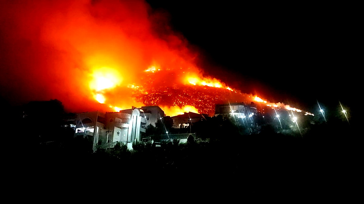 (فيديو وصور) اندلاع حريق هائل بالقرب من بلدة نحف